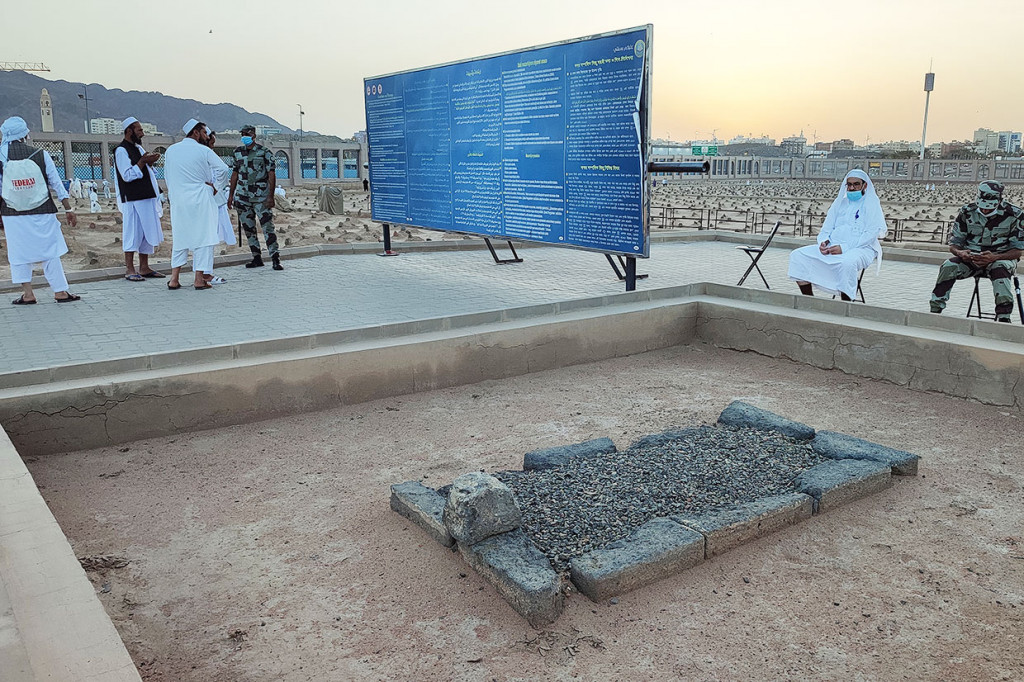 Sedangkan orang pertama dari kalangan Muhajirin yang dimakamkan di sana adalah Utsman bin Mazh'un yang meninggal tak lama setelah Nabi kembali dari perang Badar.