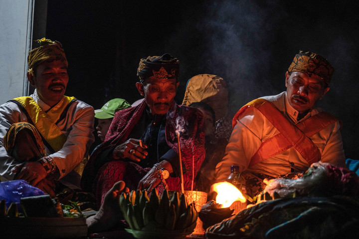 Warga Suku Tengger di wilayah Kabupaten Probolinggo, Malang, Pasuruan, dan Lumajang menggelar upacara Yadnya Kasada, Kamis, 16 Juni 2022. Upacara untuk menghormati para leluhur tersebut digelar setiap tanggal 14-15 Bulan Kasada.