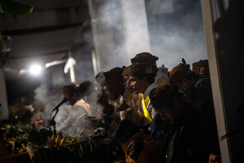 Upacara diawali dengan puja suci yang dipimpin dukun Tengger di Pura Poten Agung di lautan pasir Gunung Bromo.