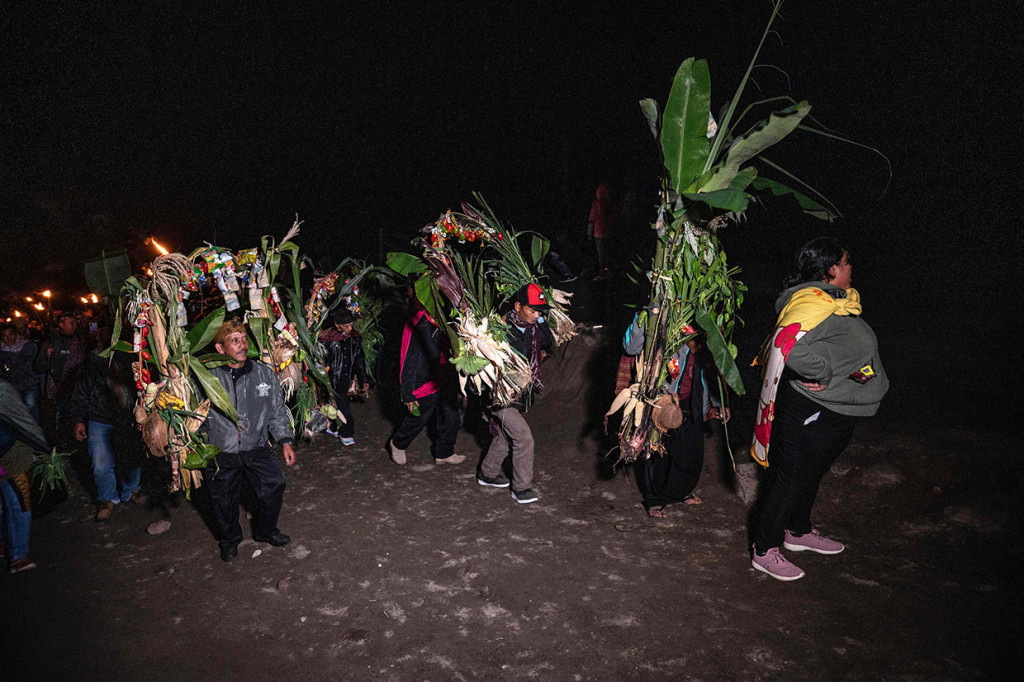 Setelah itu warga Suku Tengger membawa sesaji untuk dilarung di kawah Gunung Bromo.