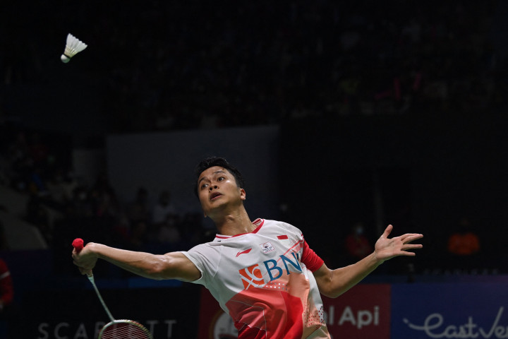Pebulu tangkis tunggal putra Indonesia Anthony Sinisuka Ginting mengembalikan kok ke arah tunggal putra Denmark Hans Kristian Solberg Vittinghus dalam babak 16 besar Indonesia Open 2022 di Istora Senayan, Jakarta, Kamis, 16 Juni 2022.