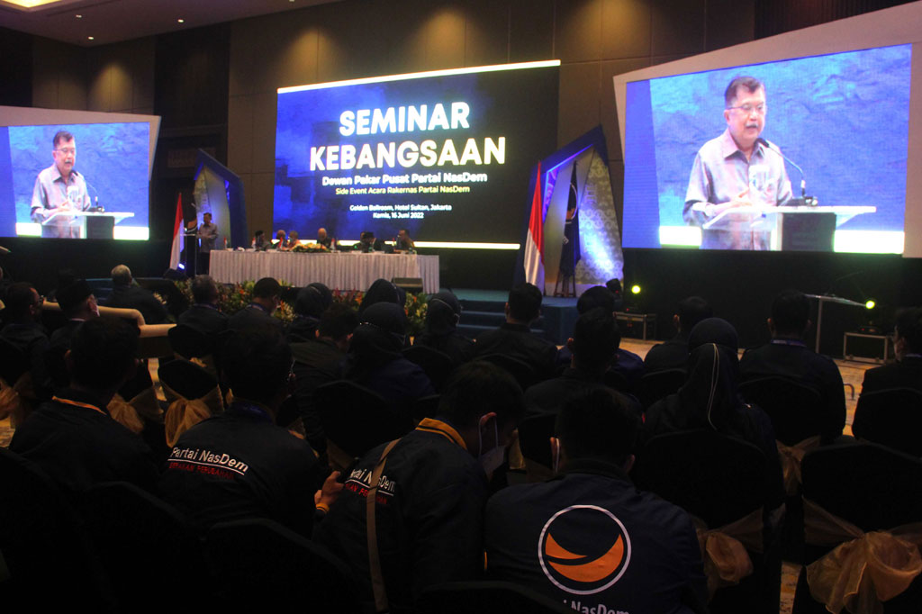 Dia pun menjelaskan mengapa tahun ini adalah tahun politik yang romantis, karena banyak yang tengah mencari pasangan seperti muda-mudi yang kasmaran. 