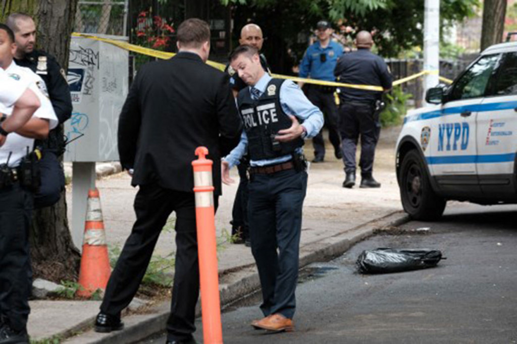 Polisi melakukan penyelidikan di lokasi penembakan di Brooklyn, New York City yang menewaskan satu orang pada Kamis, 16 Juni 2022 waktu setempat.