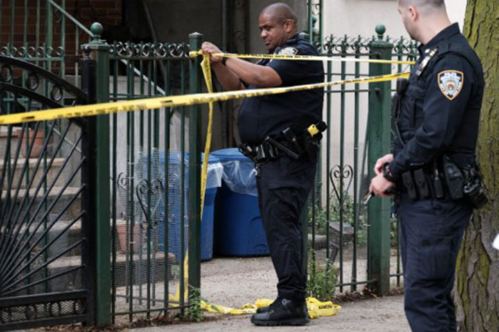 Seorang perempuan meninggal dunia dan seorang pria dalam kondisi kritis setelah penembakan di Brooklyn,  New York City, Amerika Serikat pada Kamis, 16 Juni 2022 sore waktu setempat.