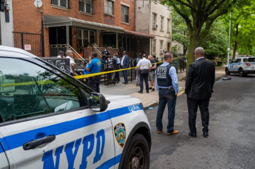 Menurut NYPD, insiden itu terjadi di lantai dua sebuah gedung apartemen di Jalan Pulaski di Bedford-Stuyvesant.