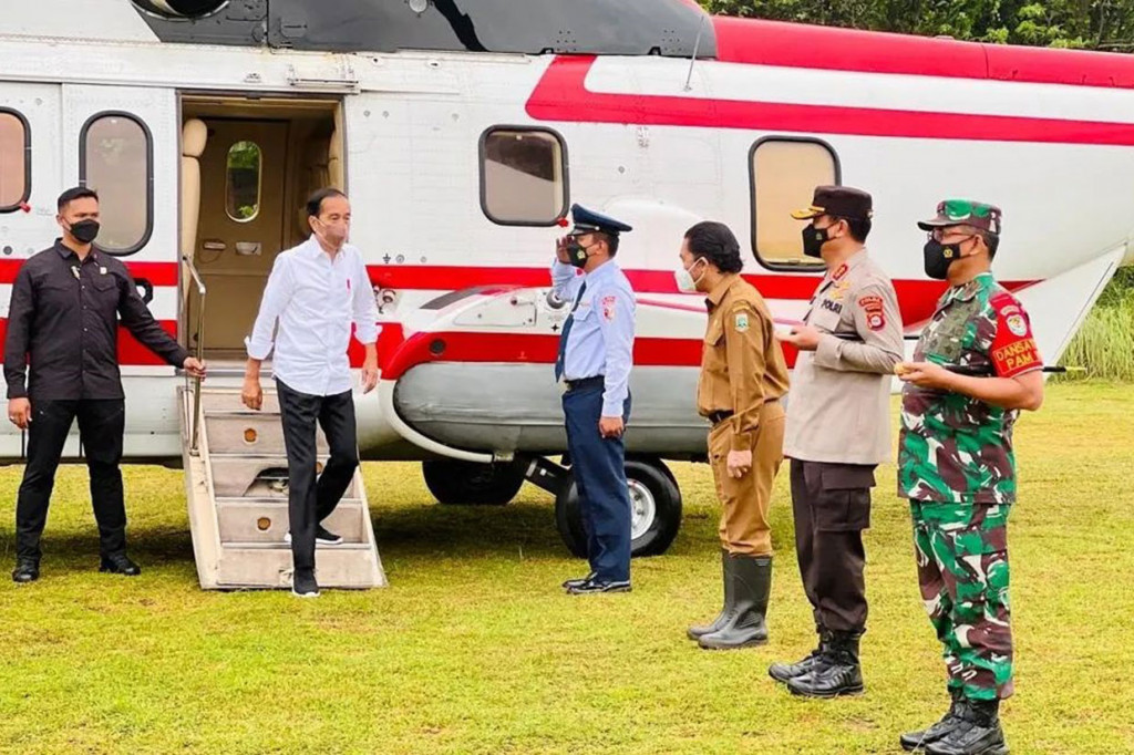 Setibanya di Helipad Lapangan Boru, Kota Serang, Provinsi Banten, Presiden akan menuju Pasar Baros, Kabupaten Serang, untuk menyerahkan sejumlah bantuan sosial bagi penerima manfaat Program Keluarga Harapan (PKH) dan pedagang.