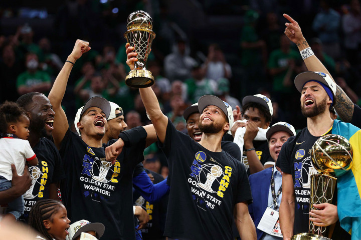 Bintang Warriors, Stephen Curry dinobatkan sebagai  Most Valuable Player (MVP) di Final NBA. Curry pada laga tersebut menyumbang 34 poin, tujuh assist, dan tujuh rebound.