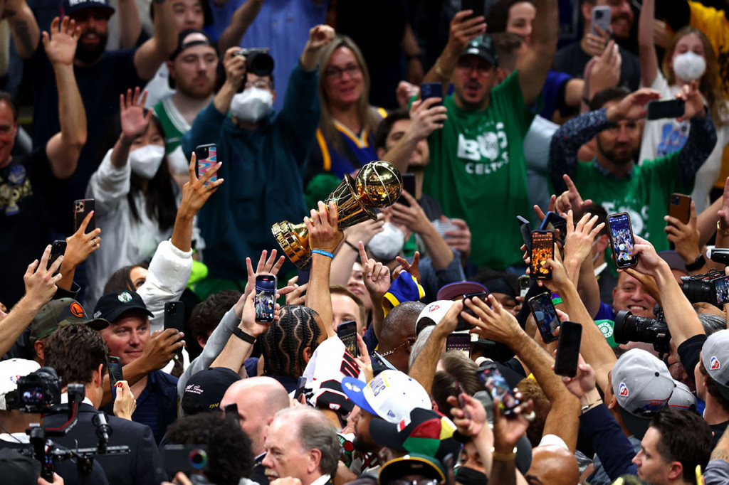 Curry, dua kali MVP musim reguler, mengklaim penghargaan untuk pertama kalinya dalam penampilan ketujuh di final. Ini merupakan mahkota keempatnya setelah menang bersama Warriors pada 2015, 2017, dan 2018. 