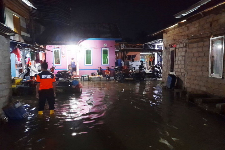 Petugas dari Badan Penanggulangan Bencana Daerah (BPBD) meninjau lokasi banjir rob di Pulau Bangka, Kamis, 16 Juni 2022 malam.