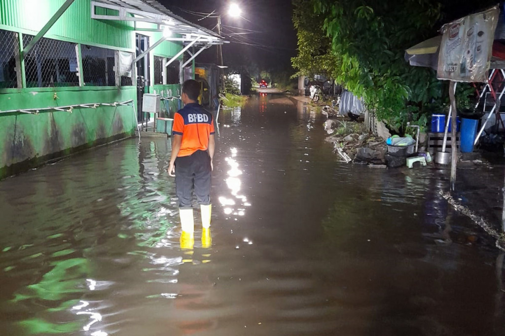 Kepala Badan Penanggulangan Bencana Daerah (BPBD) Provinsi Bangka  Belitung (Babel) Mikron antariksa mengatakan hujan sehari ditambah pasang air laut mengakibatkan 170 rumah terendam banjir.