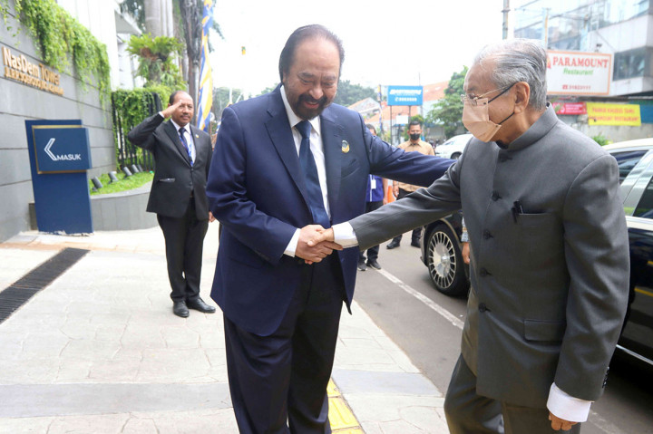 Ketua Umum Partai NasDem Surya Paloh menerima kunjungan silaturahmi mantan PM Malaysia Mahathir Mohamad di NasDem Tower, Jakarta Jumat, 17 Juni 2022.