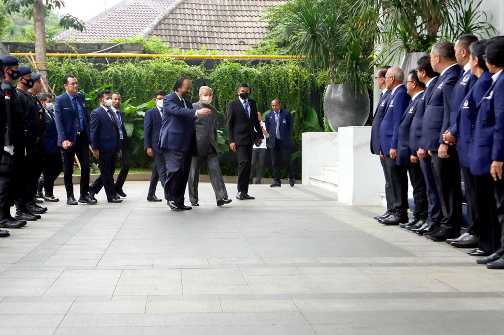 Surya Paloh menuntun Mahathir untuk bersalaman dan saling menyapa dengan beberapa jajarannya, yaitu Bendahara Umum NasDem atau Wakil Ketua Komisi III DPR RI Ahmad Sahroni, Wakil Ketua Umum NasDem Ahmad Hi Ali, dan beberapa kader NasDem lainnya, seperti Wakil Ketua MPR RI Lestari Moerdijat, dan Menteri Lingkungan Hidup dan Kehutanan Siti Nurbaya.