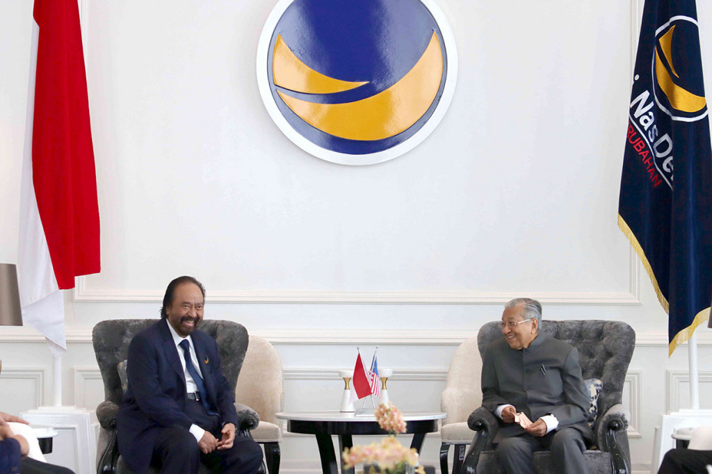 Surya Paloh berbincang-bincang santai dengan Mahathir Mohamad.