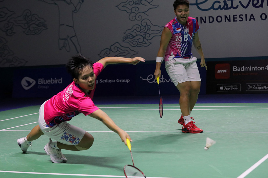 Pebulu tangkis ganda putri Indonesia Siti Fadia Silva Ramadhanti dan Apriyani Rahayu mengembalikan kok ke arah pasangan dari Korea Selatan Lee So Hee/Shin Seung Chan di perempat final Indonesia Open 2022, di Istora Gelora Bung Karno, Jakarta, Jumat, 17 Juni 2022.
