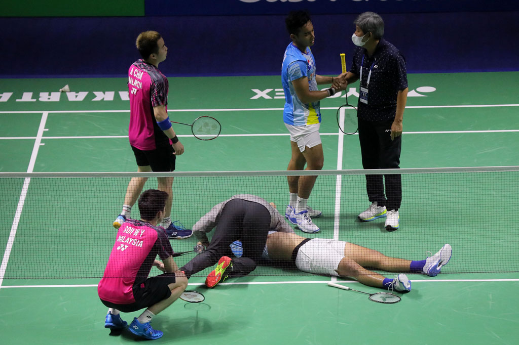 Pelatih ganda putra Malaysia asal Indonesia Rexy Mainaky (kedua kanan) memeluk pebulu tangkis ganda putra Indonesia Yeremia Erich Yoche Yacob Rambitan usai laga perempat final Indonesia Open 2022 di Istora Senayan, Jakarta, Jumat, 17 Juni 2022.