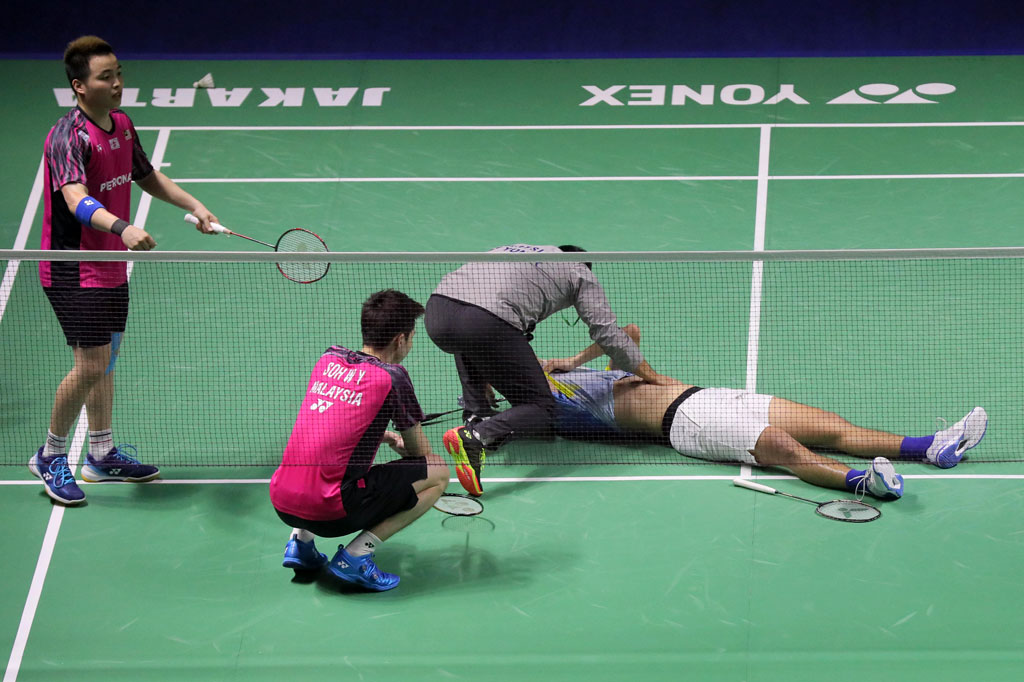 Yeremia yang cedera dan berpasangan dengan Pramudya Kusumawardana akhirnya kalah melawan ganda putra Malaysia Aaron Chia/Soh Wooi Yik  dengan skor 21-14, 12-21, 20-22.