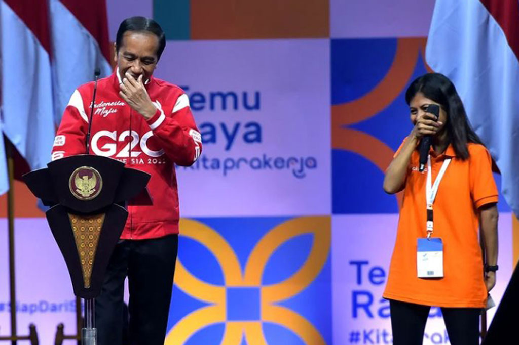 Sementara itu saat ditanya Jokowi mau minta apa, Dea dari Ende, NTT meminta laptop, karena kepunyaanya kebetulan telah rusak. Permintaan tersebut dikabulkan oleh Jokowi.