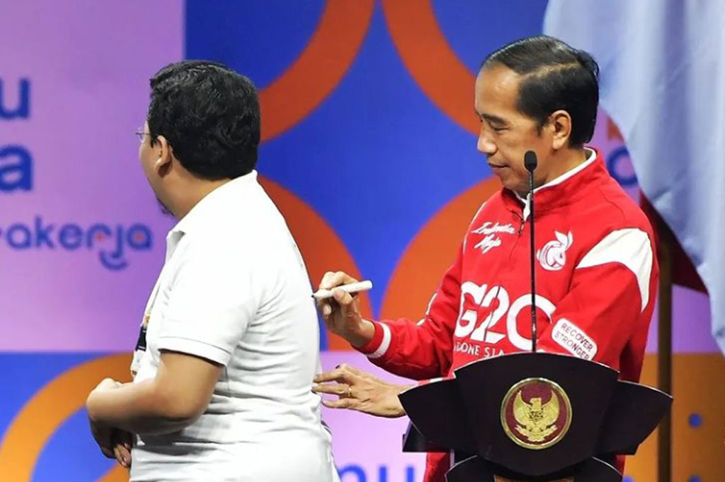 Usai berbincang-bincang, Sandi dari Bogor meminta tanda tangan dari Jokowi. Sandi juga mendapatkan sebuah sepeda dari Kepala Negara.