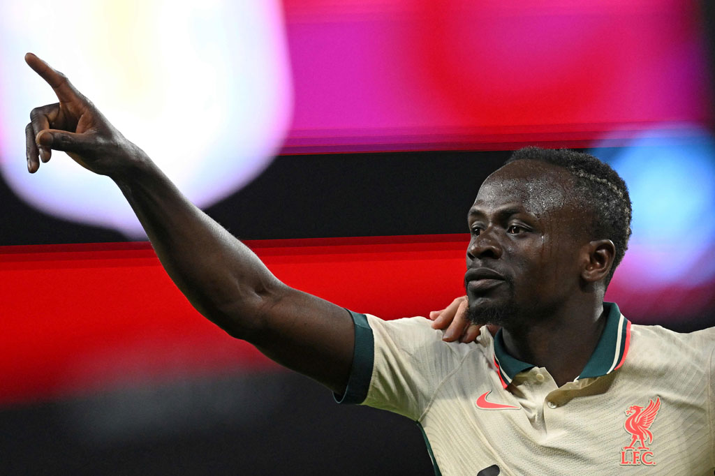 Bayern akan mengeluarkan sekitar 35 juta pound (USD33,5 Juta, setara Rp497 miliar) ditambah bonus hingga USD9 Juta untuk mendapatkan tanda tangan penyerang Senegal berusia 30 tahun yang kontraknya masih tersisa satu tahun di Liverpool itu.