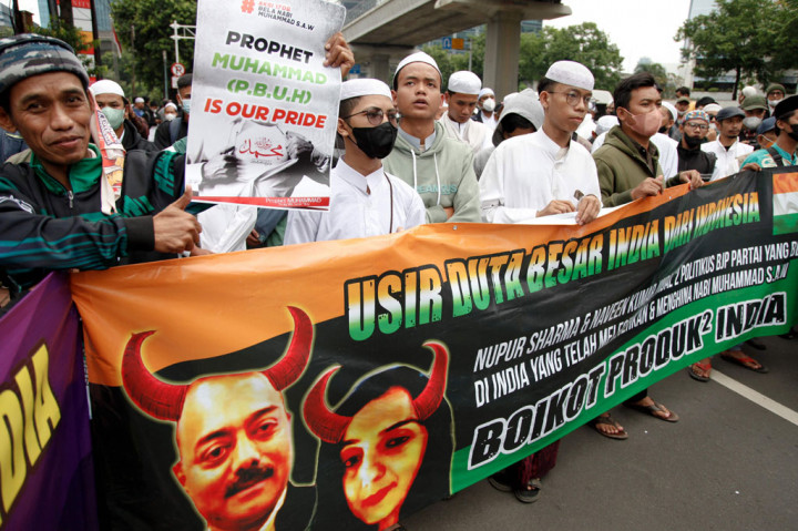 Massa aksi 1706 yang terdiri dari Front Persaudaraan Islam (FPI), Persaudaraan Alumni (PA) 212 dan GNPF-Ulama menggelar aksi unjuk rasa di depan Kedubes India yang terletak di depan Gama Tower, kawasan Kuningan, Jakarta Selatan, Jumat, 17 Juni 2022.