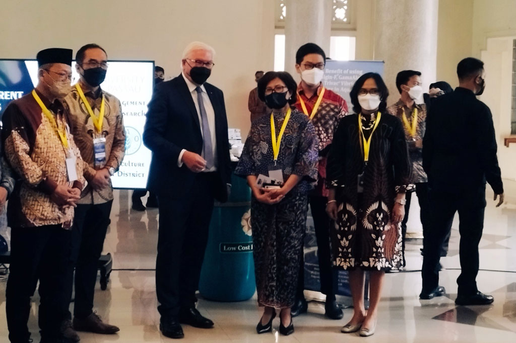 Presiden Jerman Frank-Walter Steinmeier mengunjungi Universitas Gadjah Mada (UGM) Yogyakarta, Jumat, 17 Juni 2022, untuk membahas mengenai ketahanan pangan bersama para akademisi di kampus itu.  