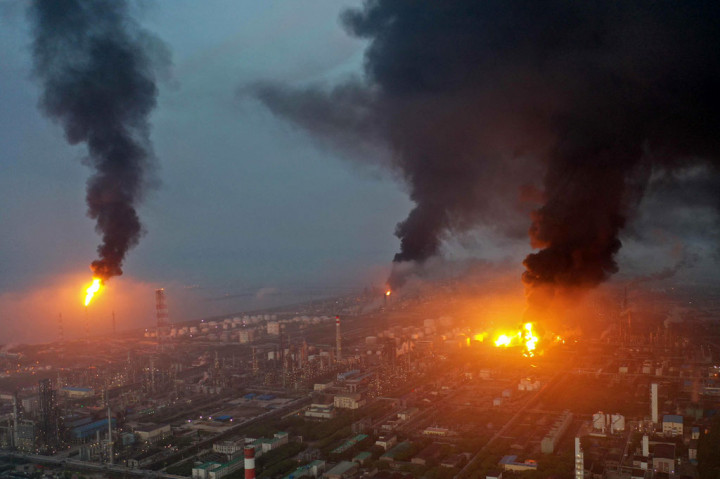 Menurut kantor berita negara Xinhua, kebakaran di pabrik Sinopec Shanghai Petrochemical Co. di pinggiran distrik Jinshan tersebut terjadi sekitar pukul 4:00 pagi, tetapi berhasil dikendalikan pagi itu.