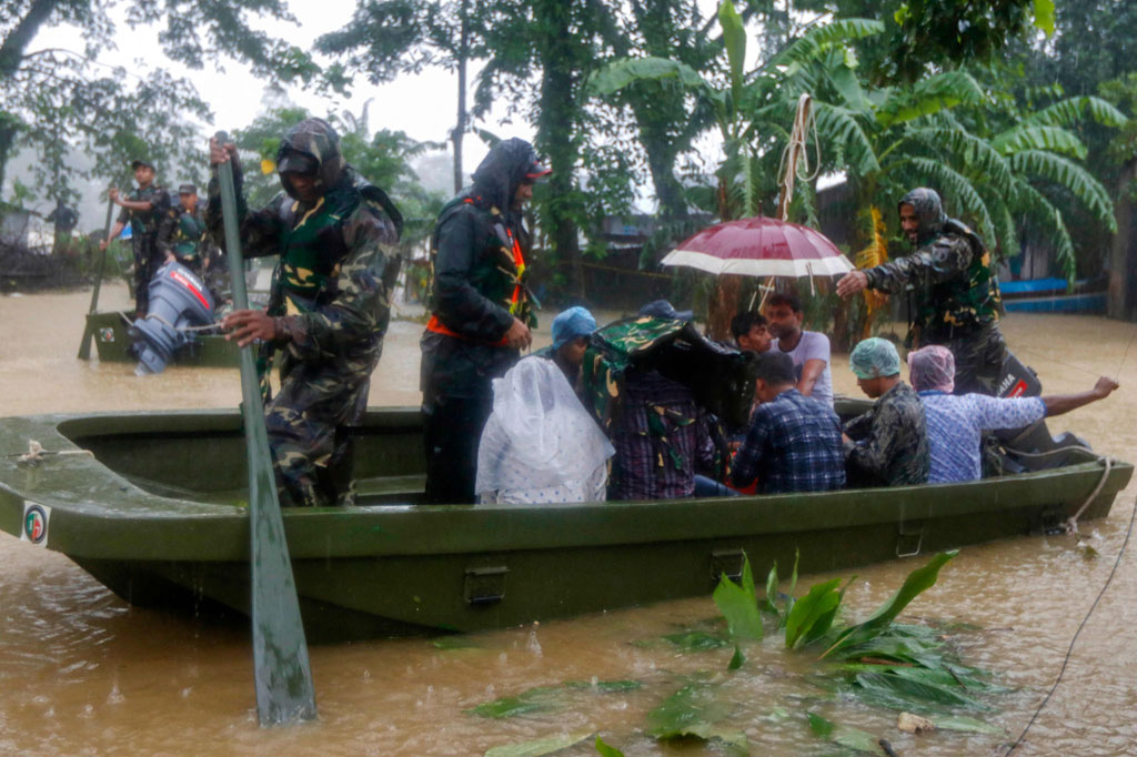 Personel tentara Bangladesh mengevakuasi orang-orang yang terkena dampak banjir  di Sylhet menyusul hujan monsun lebat, pada Sabtu, 18 Juni 2022.
