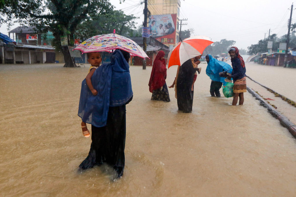 Badai monsun di Bangladesh dan India telah mengakibatkan sedikitnya 41 orang meninggal dan menimbulkan banjir dahsyat yang menyebabkan jutaan warga terdampar.