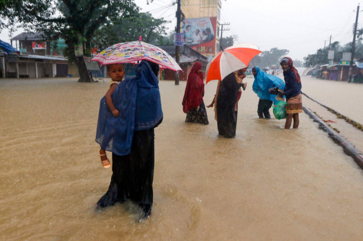 Badai monsun di Bangladesh dan India telah mengakibatkan sedikitnya 41 orang meninggal dan menimbulkan banjir dahsyat yang menyebabkan jutaan warga terdampar.