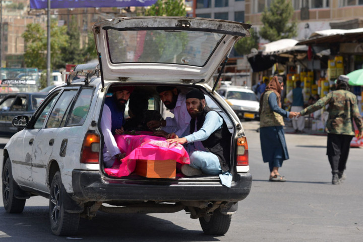Orang-orang bersenjata menyerbu sebuah kuil Sikh di ibu kota Afghanistan pada Sabtu, 18 Juni 2022, menewaskan sedikitnya satu anggota masyarakat dan melukai tujuh lainnya. 