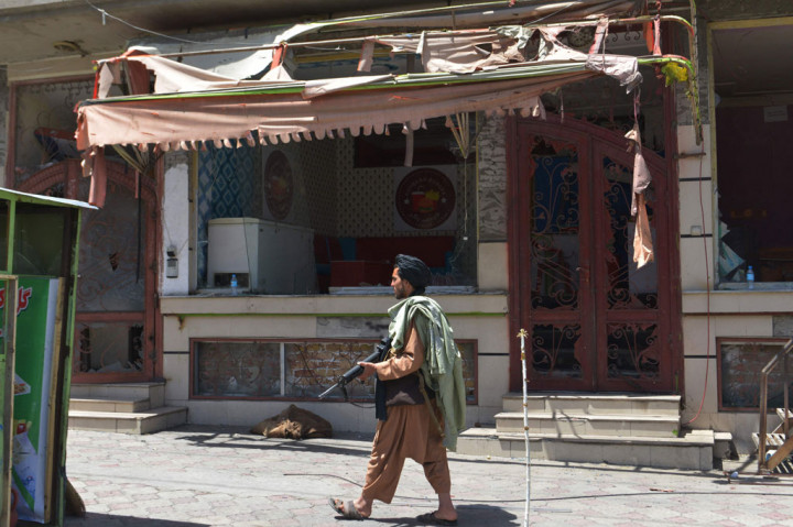 Jendela beberapa bangunan tempat tinggal pecah akibat dampak bom mobil, sementara jalan-jalan di dekatnya dipenuhi dengan pecahan kaca.