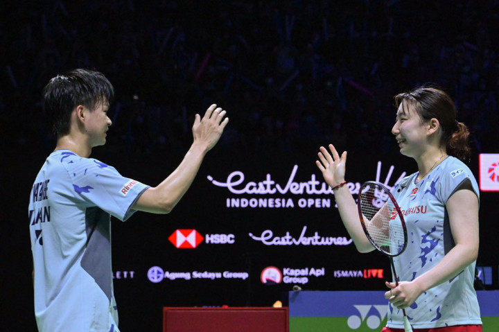 Pebulu tangkis ganda campuran Jepang Yuta Watanabe/Arisa Higashino melakukan selebrasi usai melangkah ke babak final Idonesia Open 2022 di Istora Gelora Bung Karno, Jakarta, Sabtu, 18 Juni 2022.