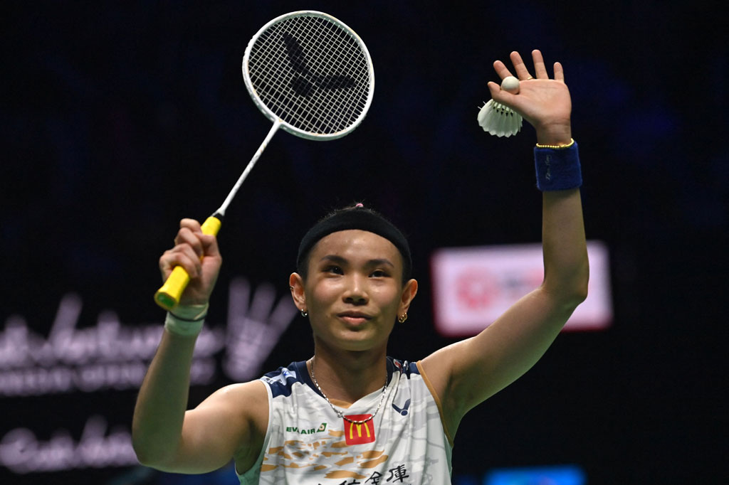 Pebulu tangkis tunggal putri Taiwan, Tai Tzu Ying melambaikan tangan usai mengalahkan tunggal putri Tiongkok, Chen Yu Fei dalam Semifinal Indonesia Open 2022 di Istora Senayan, Jakarta, Sabtu, 18 Juni 2022.