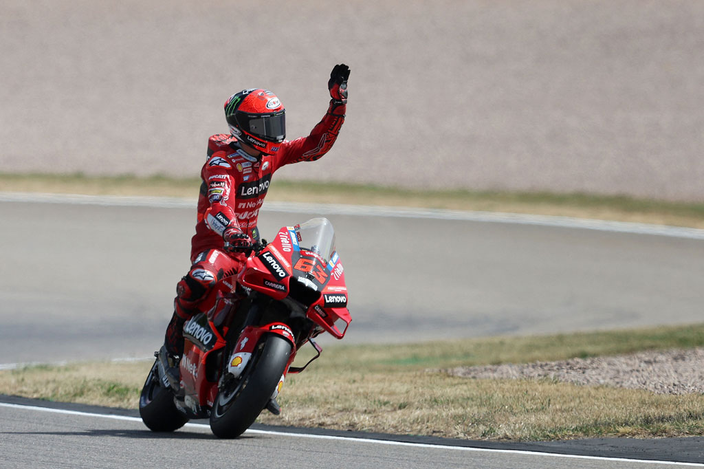 Setelah memecahkan rekor Sirkuit Sachsenring pada FP2 dan FP3, Bagnaia mencetak lap terbaik 1:19,931 di kualifikasi demi pole position ketiganya musim ini.