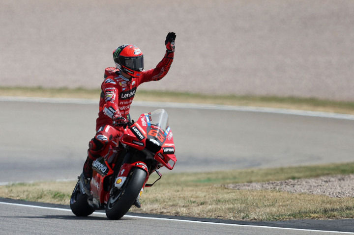 Setelah memecahkan rekor Sirkuit Sachsenring pada FP2 dan FP3, Bagnaia mencetak lap terbaik 1:19,931 di kualifikasi demi pole position ketiganya musim ini.