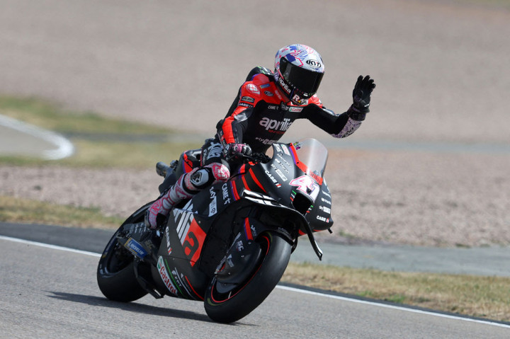 Aleix Espargaro menempatkan motor Aprilia RS-GP di P4, ditemani dua Ducati milik rookie Fabio di Giannantonio (Gresini) dan Jack Miller (Ducati Lenovo) di baris kedua.