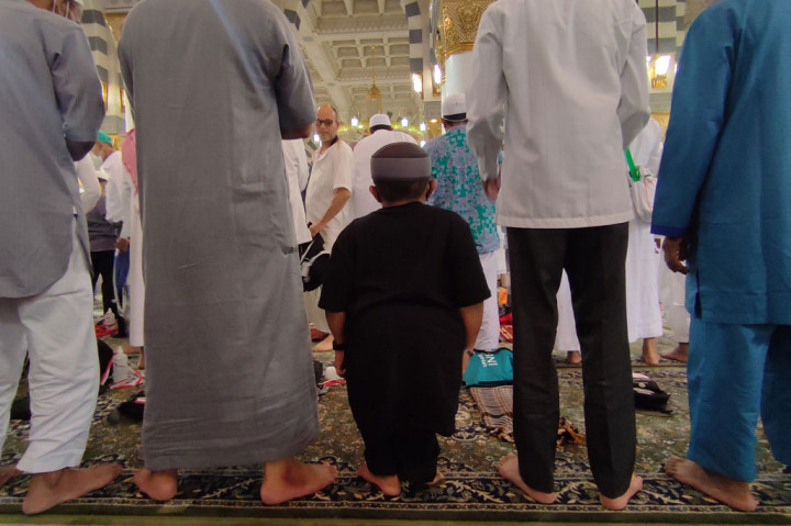 Setelah menunggu selama 12 tahun, Sudirman yang mengumpulkan Rp20.000 per hari dari jualan pulsa akhirnya terbang dari kampung halaman dan tiba di Madinah.