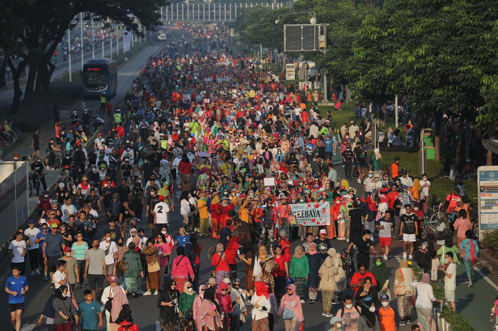 Ribuan wanita berkebaya mengikuti 'Gerak Jalan Sehat' dari Kantor Kementerian Pendidikan, Kebudayaan, Riset, dan Teknologi menuju Bundaran HI pada Hari Bebas Kendaraan Bermotor (HBKB) atau Car Free Day (CFD), di Jalan Sudirman Jakarta, Minggu, 19 Juni 2022.
