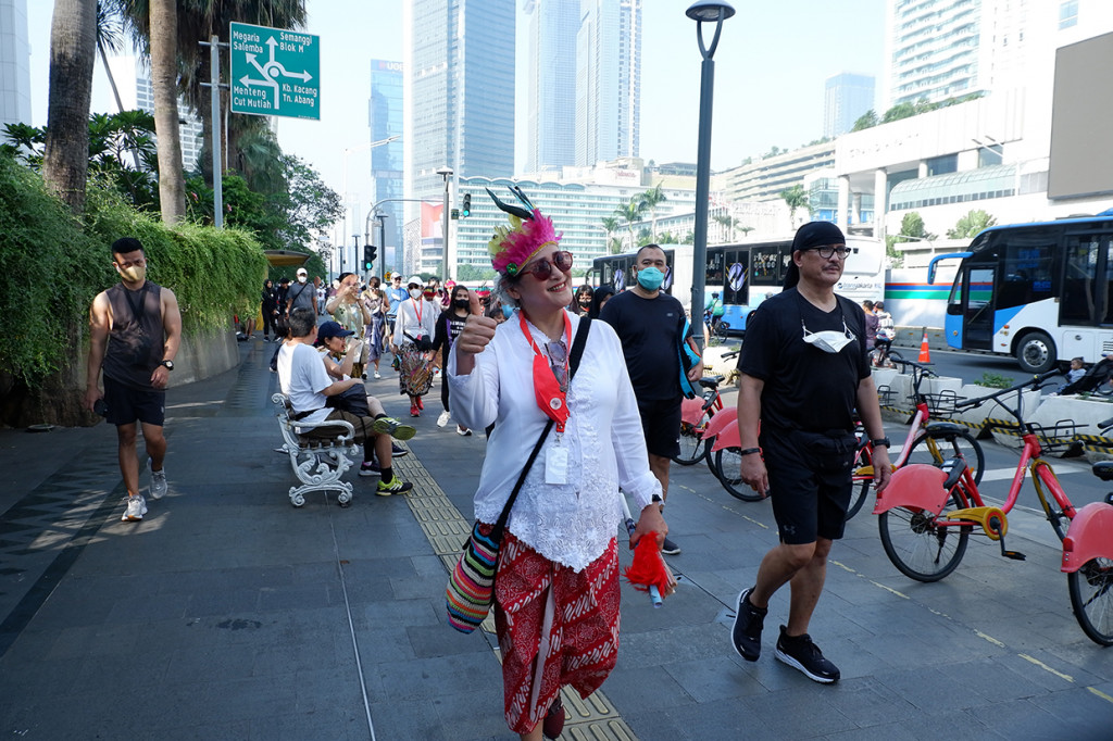 Biasanya, warga mengenakan baju olahraga tapi kali ini para perempuan memakai kebaya saat berolahraga.