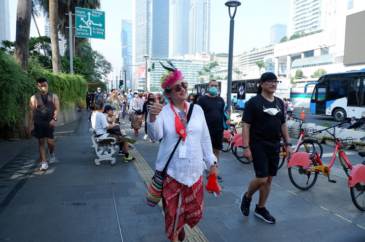 Biasanya, warga mengenakan baju olahraga tapi kali ini para perempuan memakai kebaya saat berolahraga.