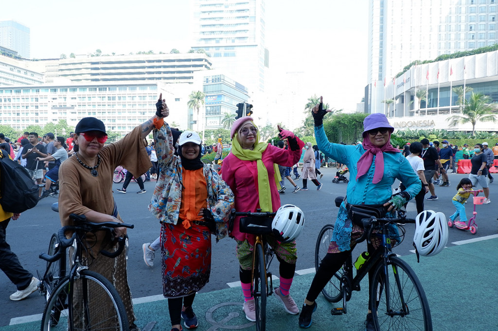 Pemandangan berbeda terlihat saat Hari Bebas Kendaraan Bermotor (HBKB) atau Car Free Day (CFD) di Jalan Sudirman, Jakarta, Minggu, 19 Juni 2022.