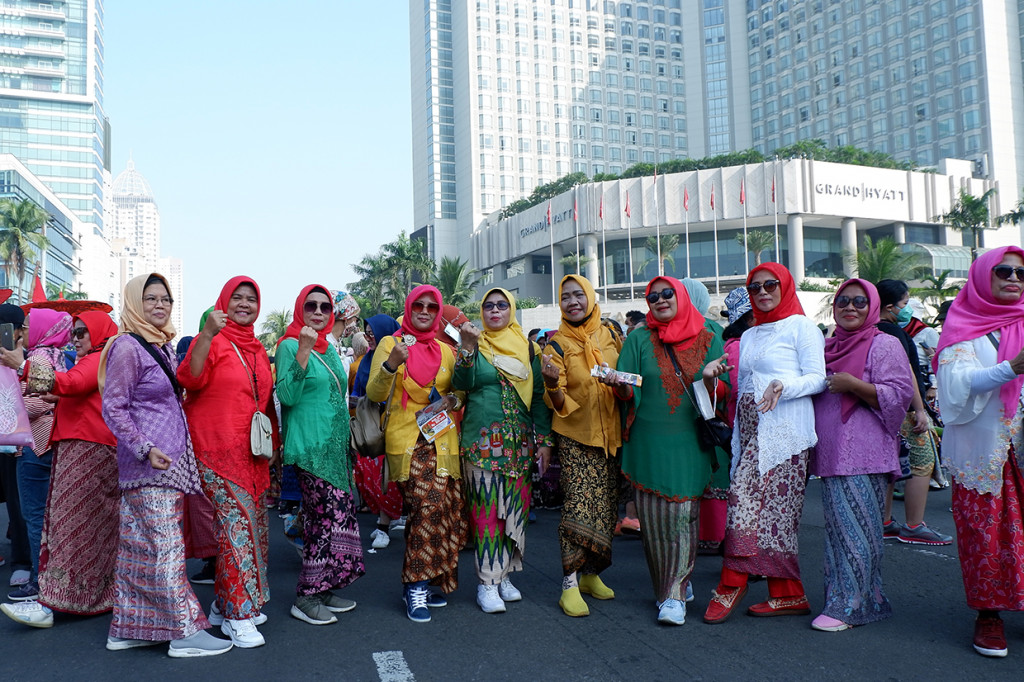Para perempuan berkebaya tersebut sebelumnya berkumpul di halaman Kemendikbud, Jl Jenderal Sudirman, Jakarta Pusat, dan melakukan jalan santai dengan rute tujuan akhir di Bundaran HI, Jakarta Pusat.
