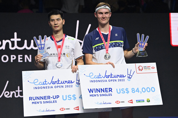 Viktor Axelsen menjadi juara usai mengalahkan Zhao Jun Peng dengan dua game langsung 21-9 dan 21-10 di Istora Senayan, Jakarta, Minggu, 19 Juni 2022.