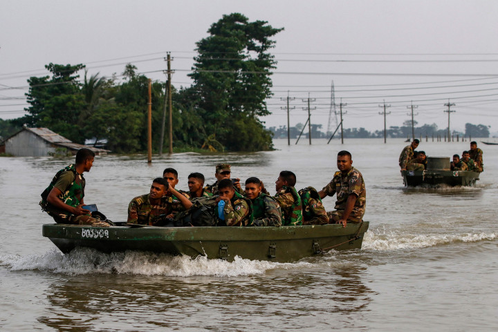 Pasukan Tentara dari India dikerahkan untuk mengevakuasi korban banjir di kawasan Timur Laut India dan Bangladesh, Minggu, 19 Juni 2022.