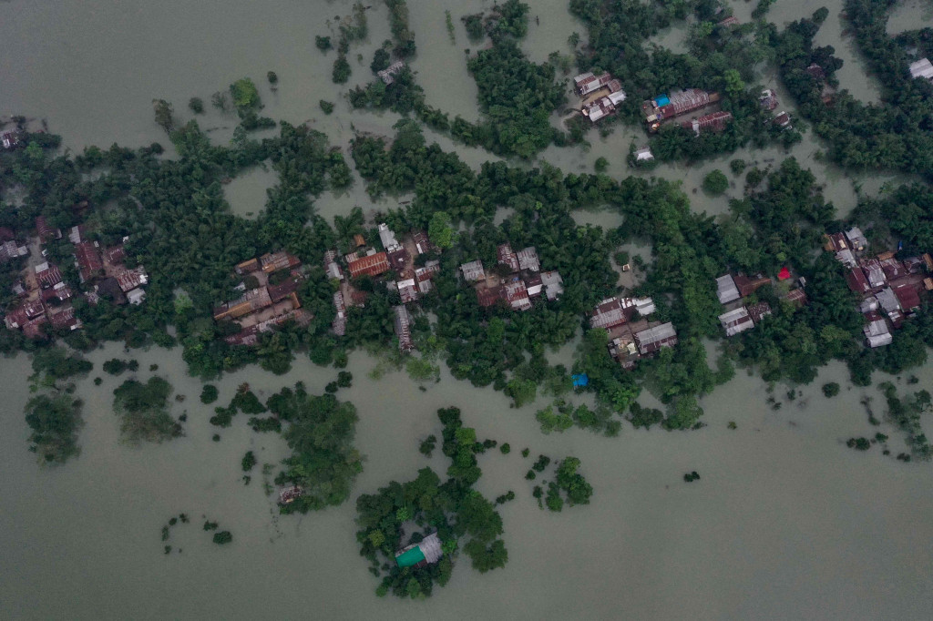 Salah satu sungai terbesar se-Asia sungai Brahmaputra meluap dan sekitar 3.000 desa dan lahan pertanian di 28 wilayah Assam terendam banjir.