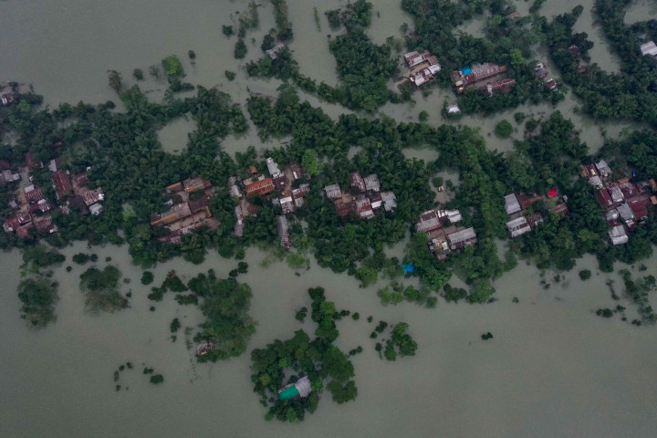 Salah satu sungai terbesar se-Asia sungai Brahmaputra meluap dan sekitar 3.000 desa dan lahan pertanian di 28 wilayah Assam terendam banjir.