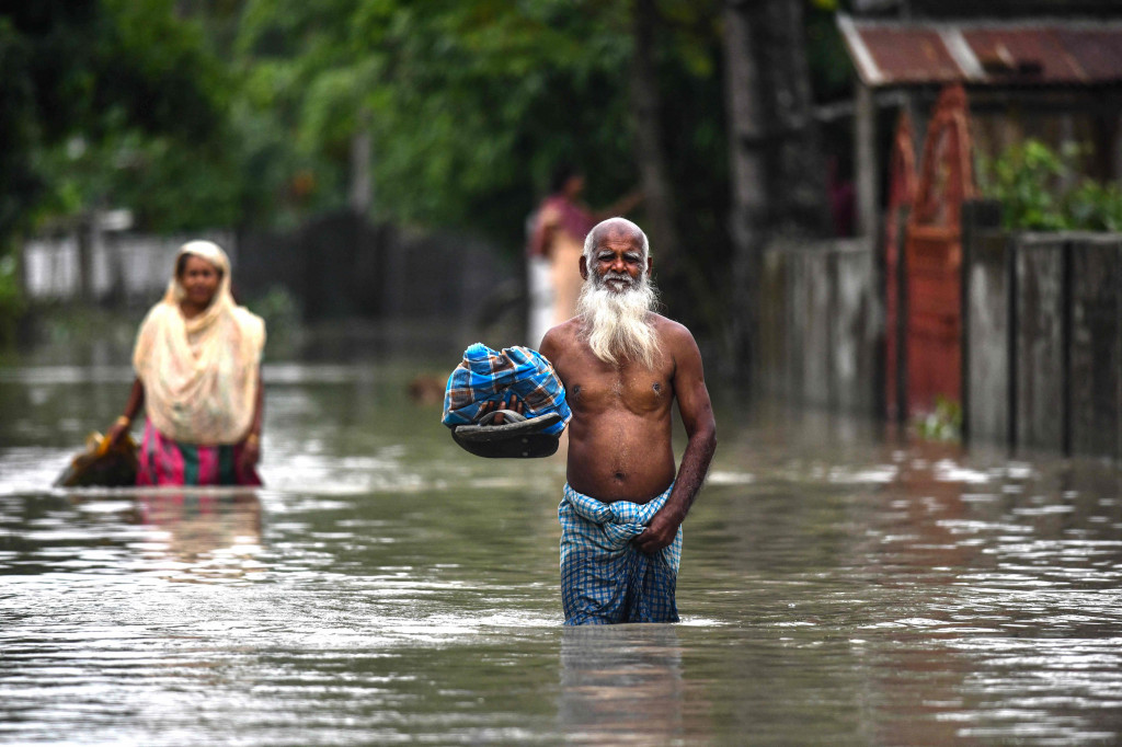 Banjir dahsyat yang merendam kawasan Bangladesh dan India telah menewaskan sedikitnya 59 orang.
