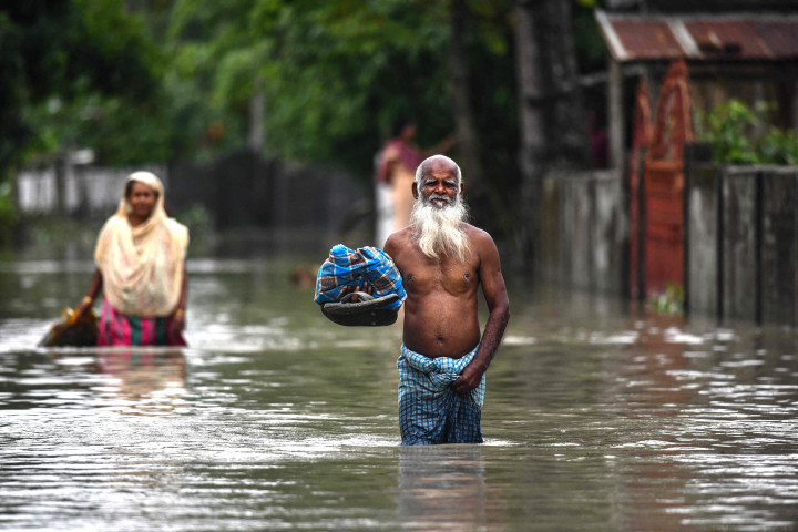Banjir dahsyat yang merendam kawasan Bangladesh dan India telah menewaskan sedikitnya 59 orang.
