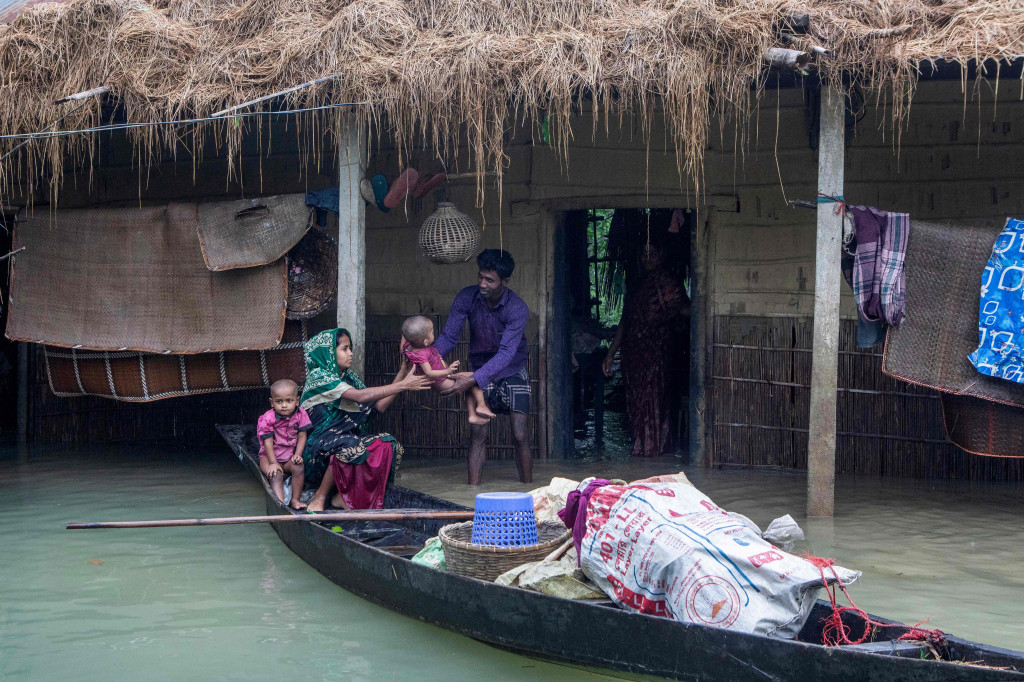 Banjir juga menyebabkan warga di sejumlah wilayah India dan Bangladesh mengungsi ke tempat yang lebih aman.