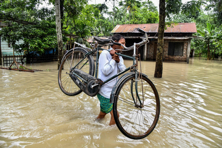 Seperti diketahui, banjir menjadi ancaman yang biasa dihadapi jutaan orang yang tinggal di dataran rendah Bangladesh.